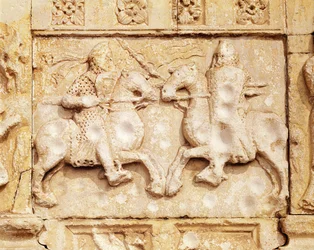 Due cavalieri in combattimento, rilievo a sinistra del portale principale